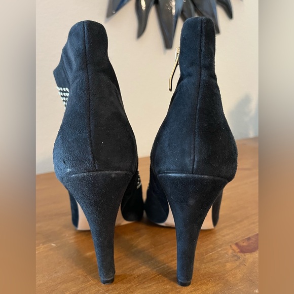 Vince Camuto Kanster Studded Peep Toe Black Booties
SZ 6.5M Side Zip 100% Suede - Picture 4 of 9